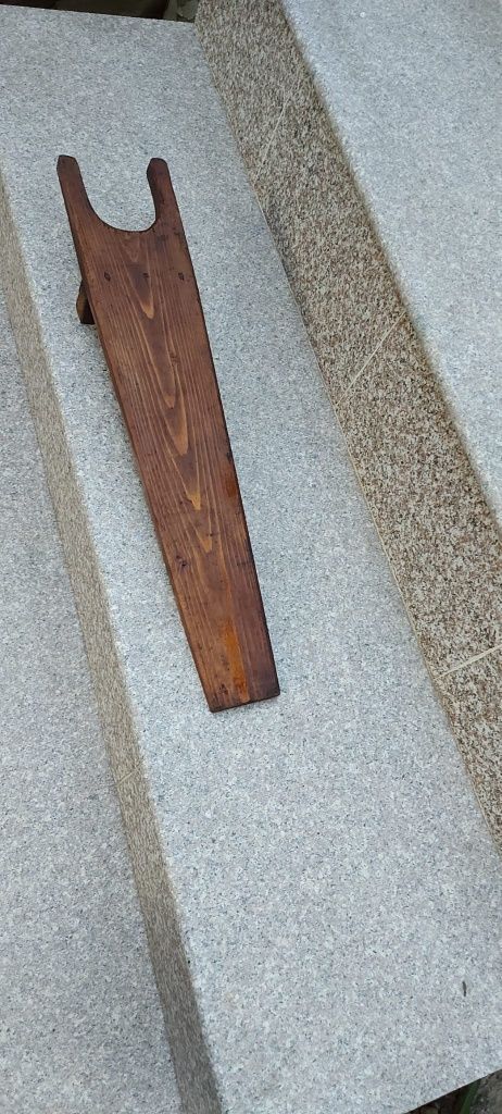 Dispozitiv artizanal din lemn pentru scos cizme