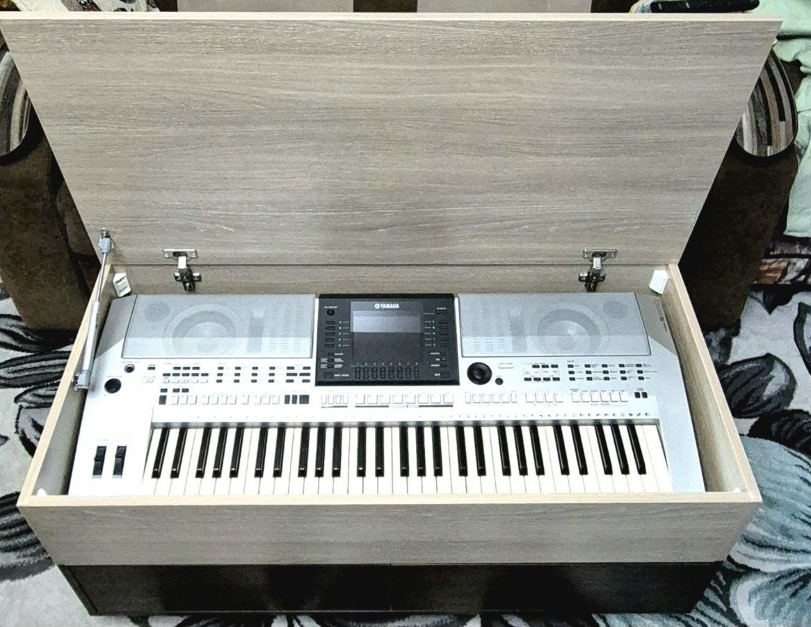 Синтезатор YAMAHA PSR S900 в отличном состоянии со специальным столом.