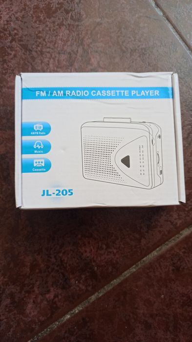 Vând radiocasetofon portabil