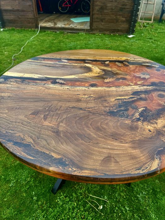 Трапезна маса от Орех и Епоксидна смола