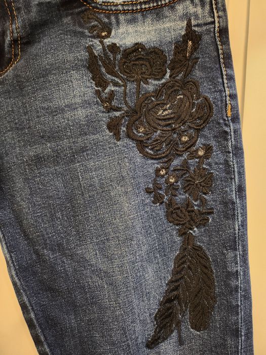 Модерни дамски дънки с бродерия