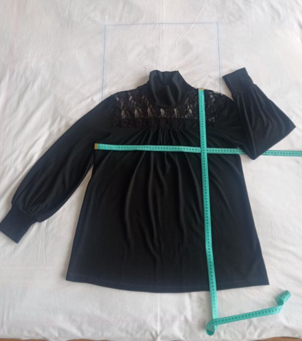 Елегантна черна блуза от трико, с подарък копринен шал