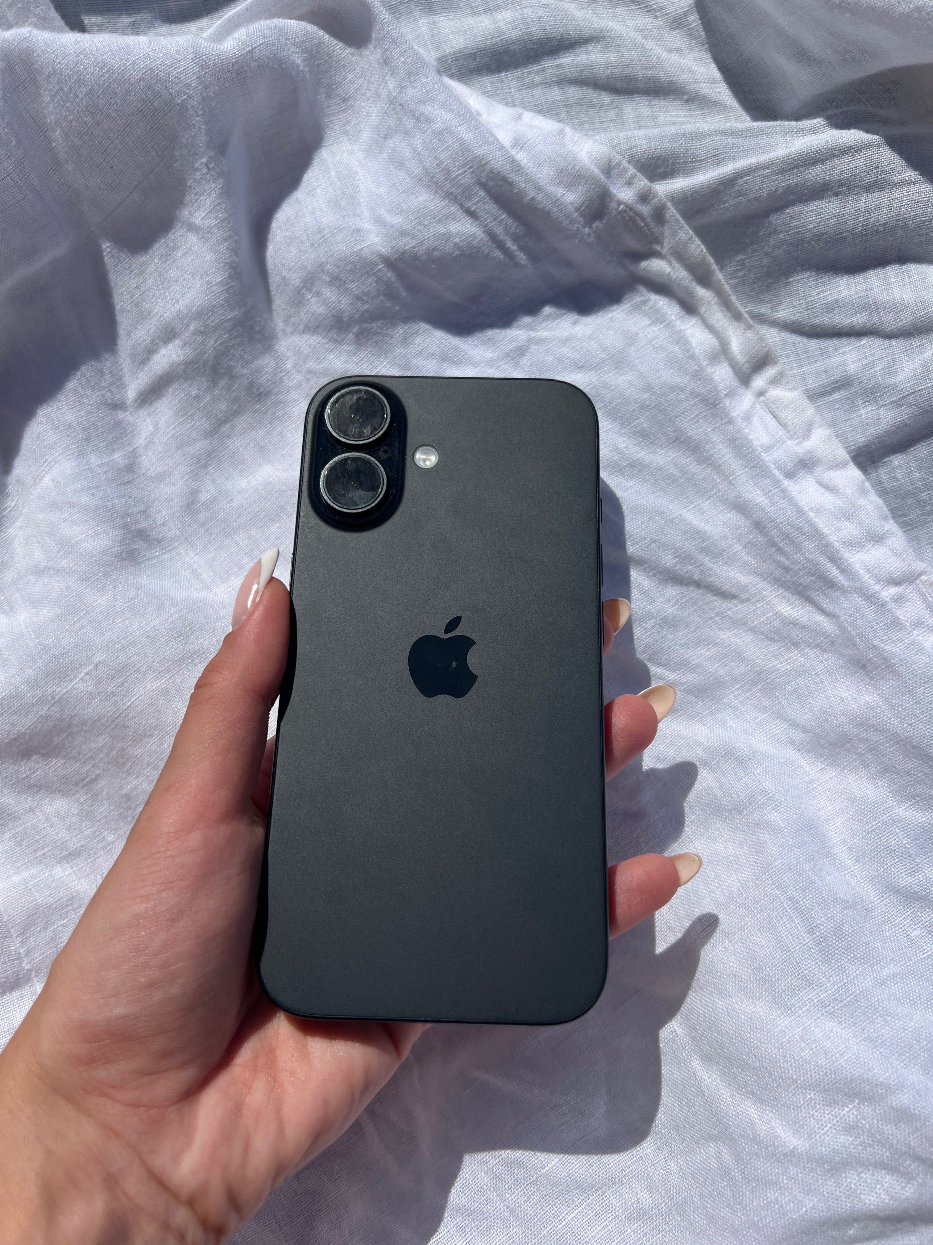 Телефон iPhone 16