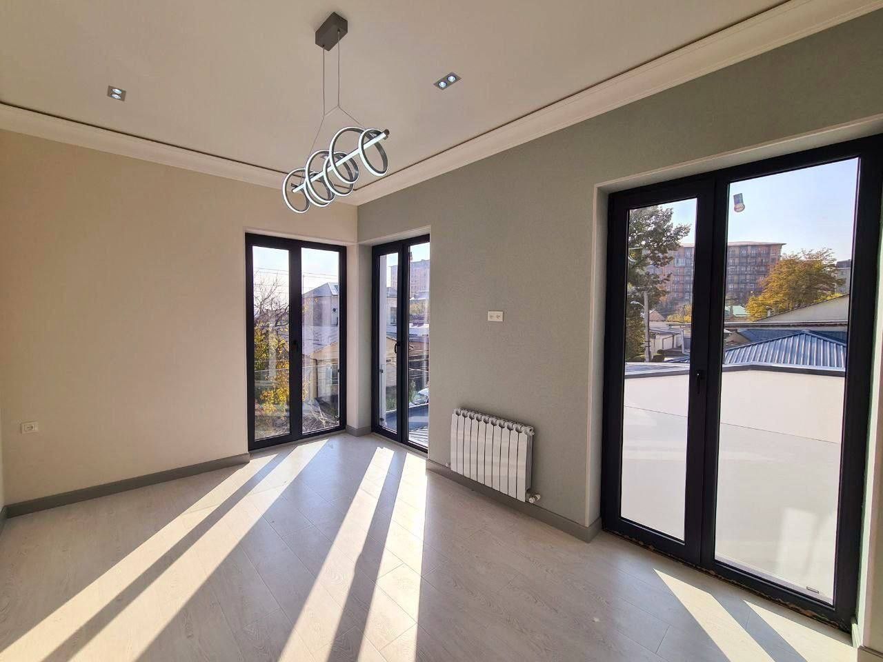 Продам евро дом Мирзо-Улугбекский районе Циалковском 2,3 сотки 3 уровн