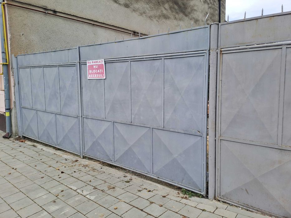 Poarta mare, dublă, gard si portiță pietonală, stalpi.