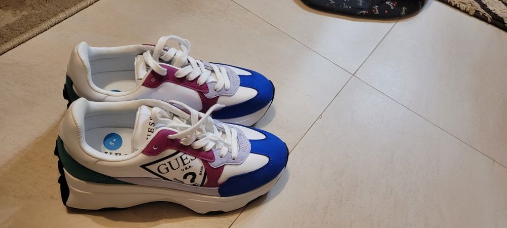 Adidasi  femei Guess