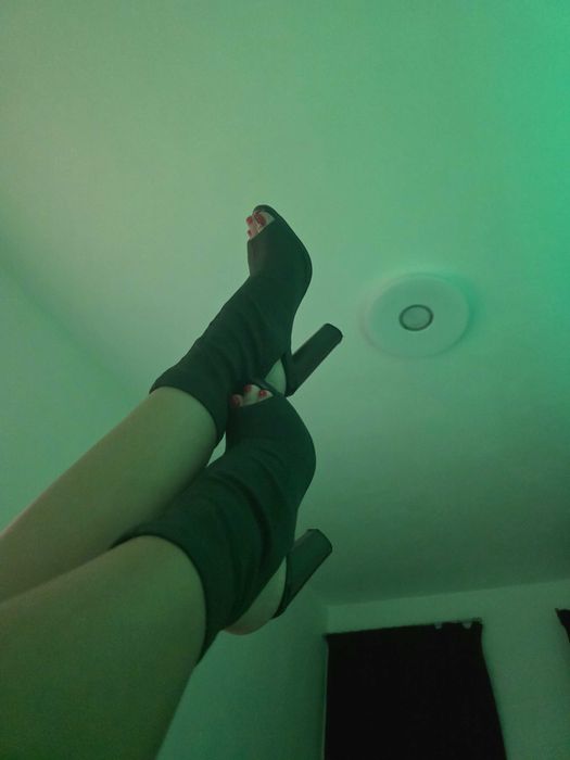 Елегантна рокля с обувки за повод