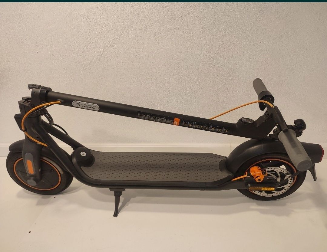 Trotineta electrica Segway-Ninebot Kickscooter F40E
