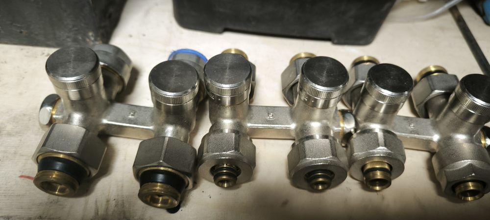 Кран для батареи с нижним входом и крануловой с терморегулятором