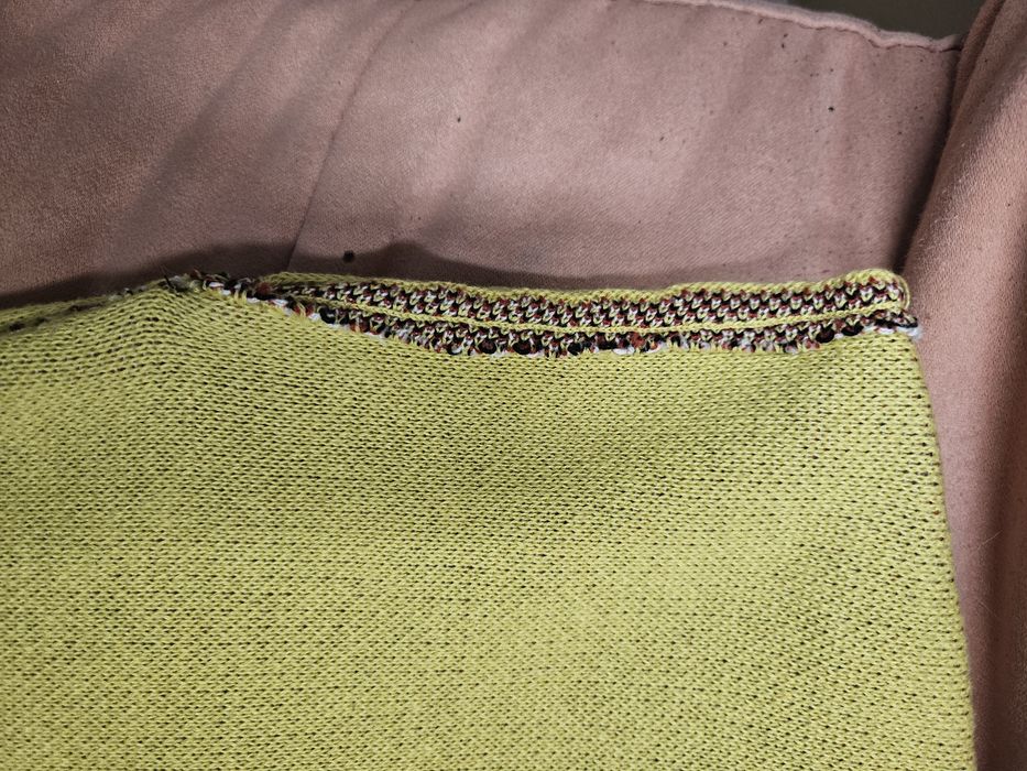 Жълт плетен елек