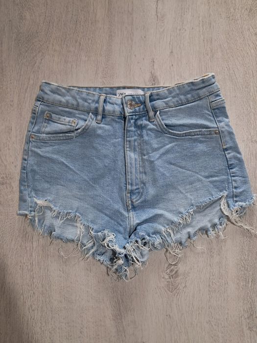 Blugi scurți Zara.