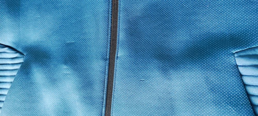 Продавам зимен суитчър с качулка Under Armour -  размер XL