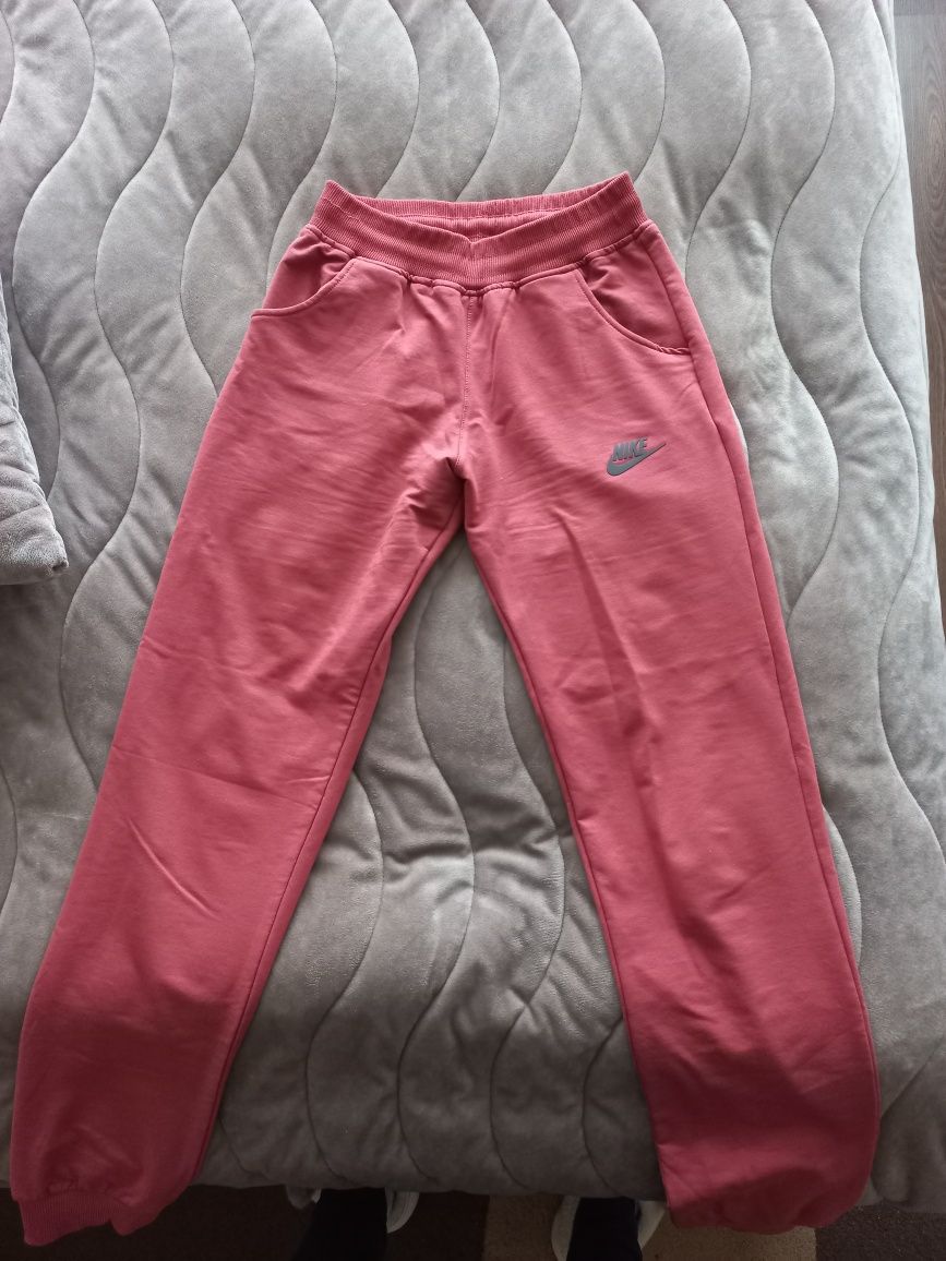 Продавам чисто нов дамски анцуг Nike
