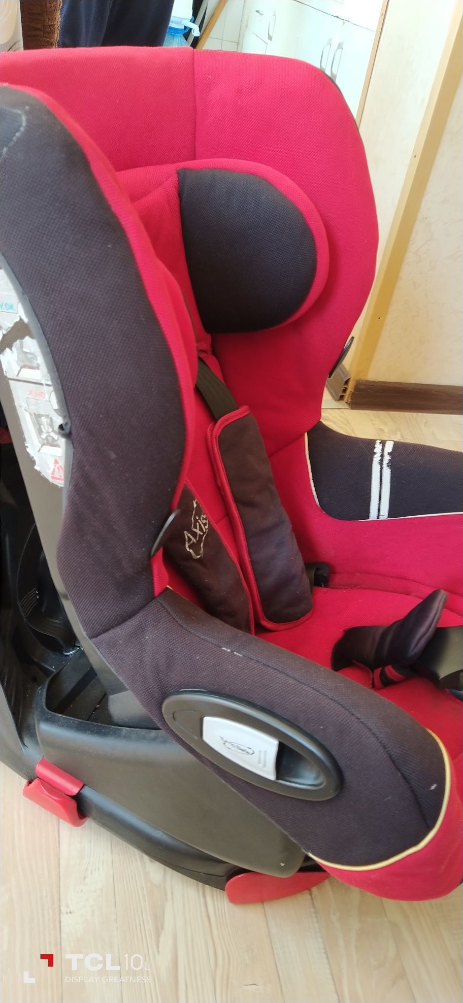 Въртящият се стол за кола Axiss e предназначен за деца от 9 до 18кг (о