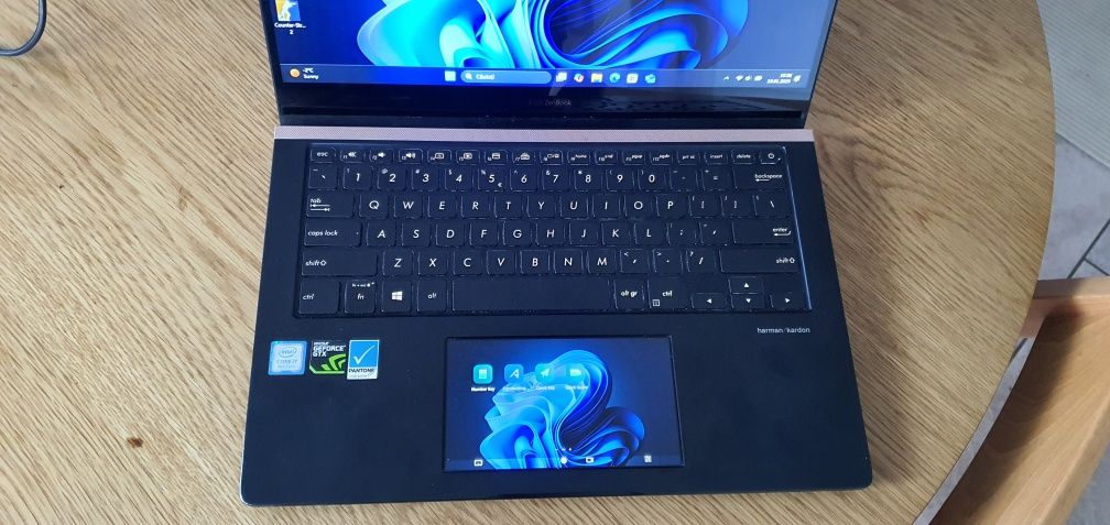 Zenbook pro ux480, i7 gen 8,16gb ram,nvidia 1050 4gb ,win 11 schimb