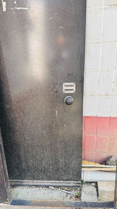 Dver jeleznie s kodovom zamkom