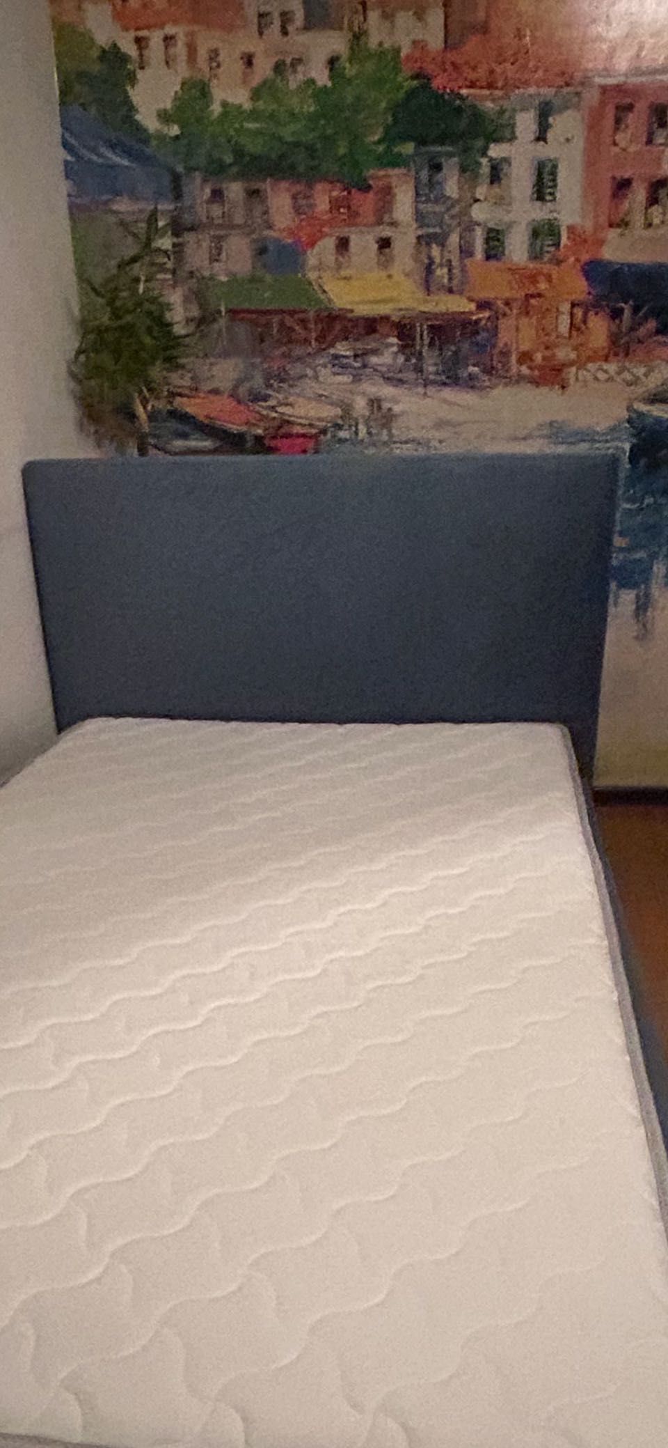 Продам кровать синего цвета