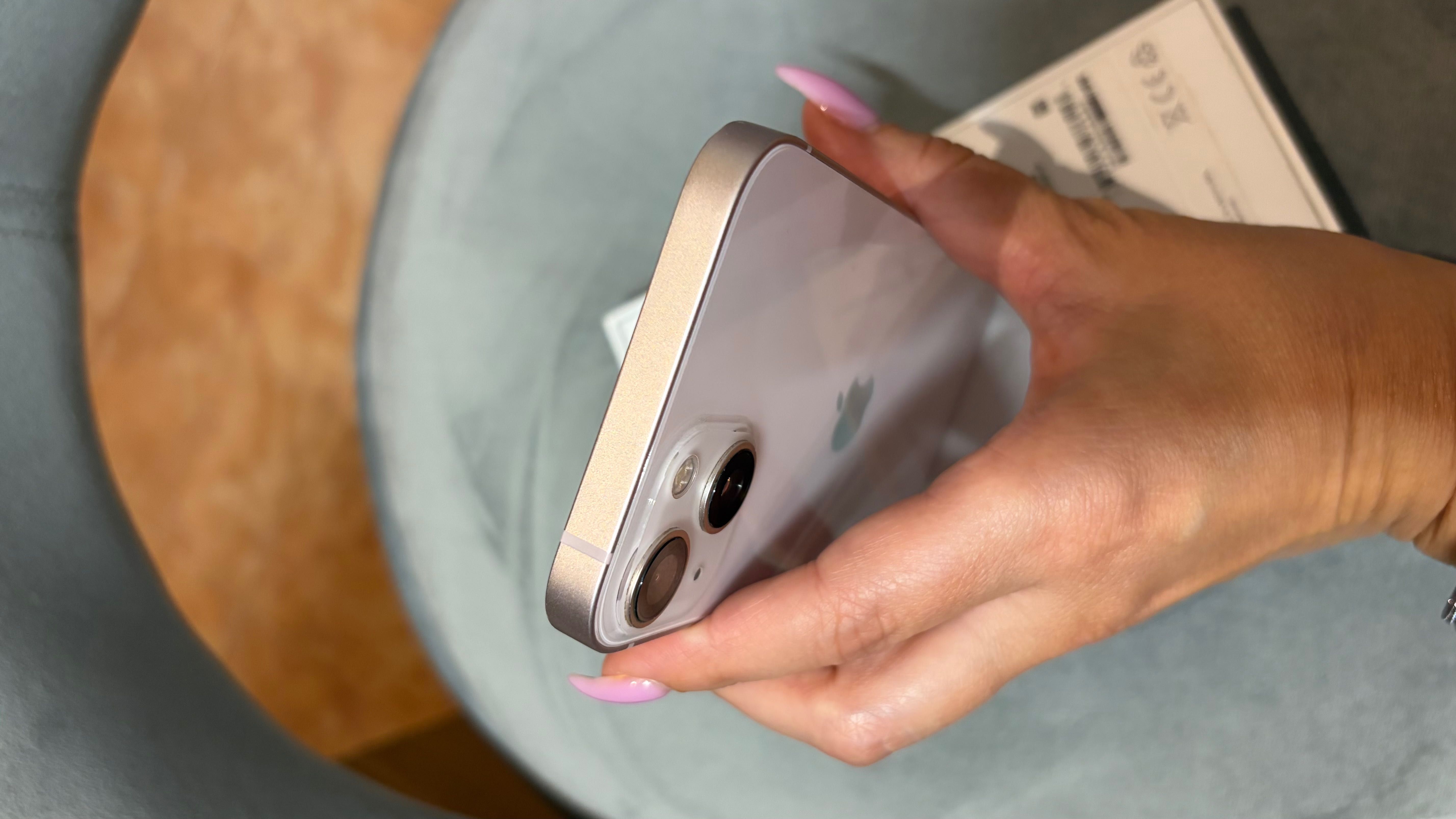 iPhone 13 розов , като нов , 128гб , батерия 75%