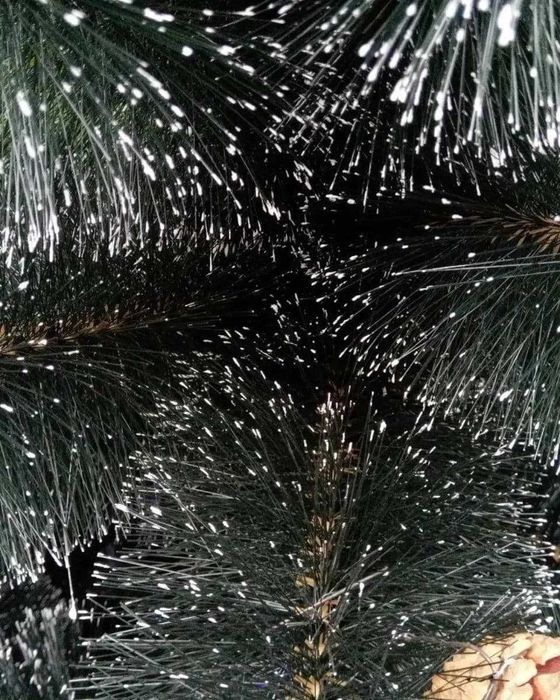 Изкуствена коледна елха с кръстата стойка и бели връхчета