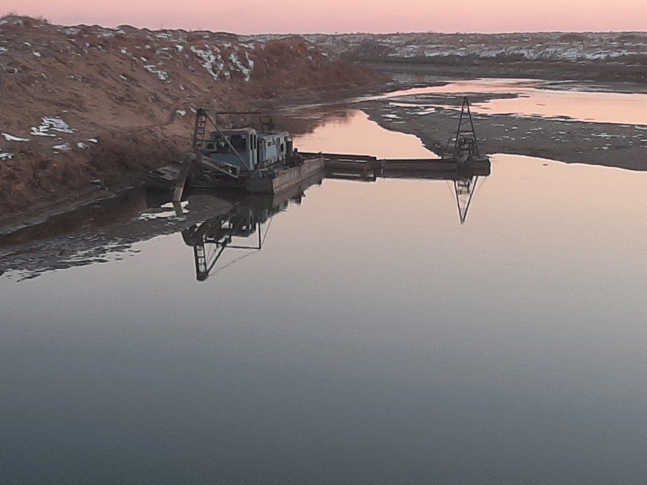 Земснаряд, землесос сотилади.