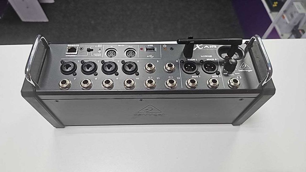 Цифровой микшерный пульт Behringer X AIR XR12