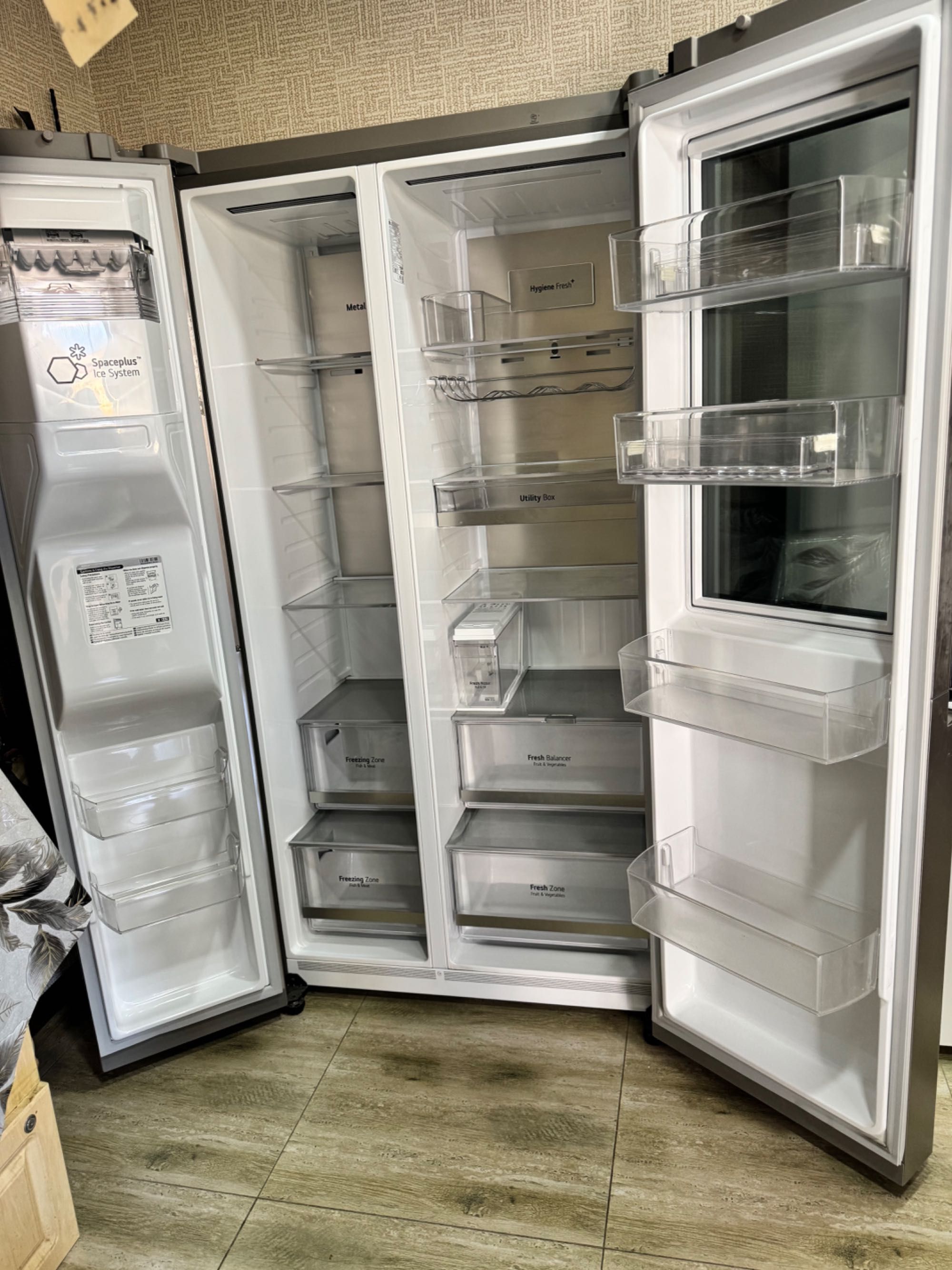 Продается в отличном состоянии холодильник  LG GC-X257CAEC