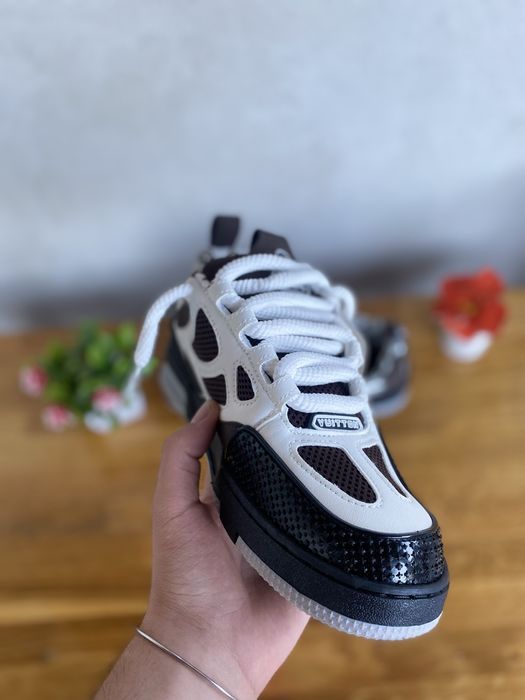 LV Skate black and white