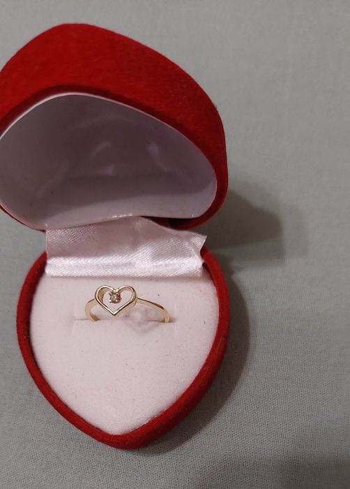 Нов златен пръстен с естествен диамант