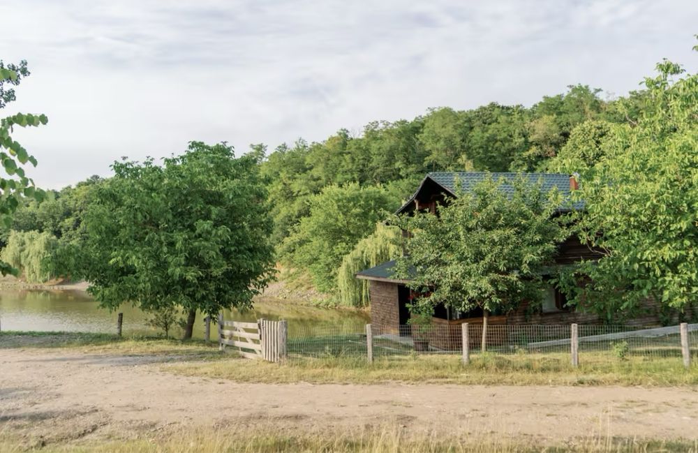 Inchiriez cabana langa lac , pescuit inclus , 6 camere .