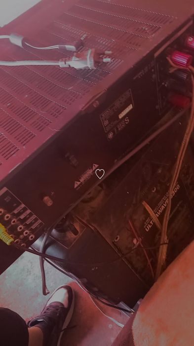 Vând boxa cu stație sony