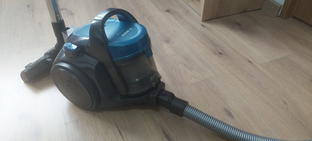 Aspirator Bosh (fără sac, 1.5l 700w)