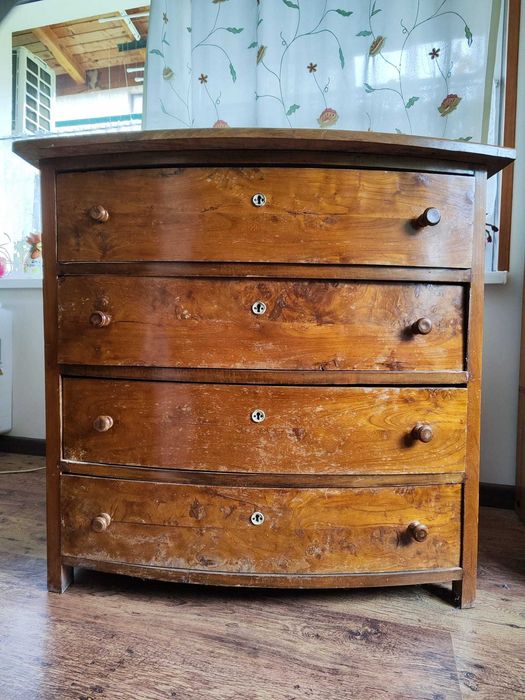 Старинен дървен скрин