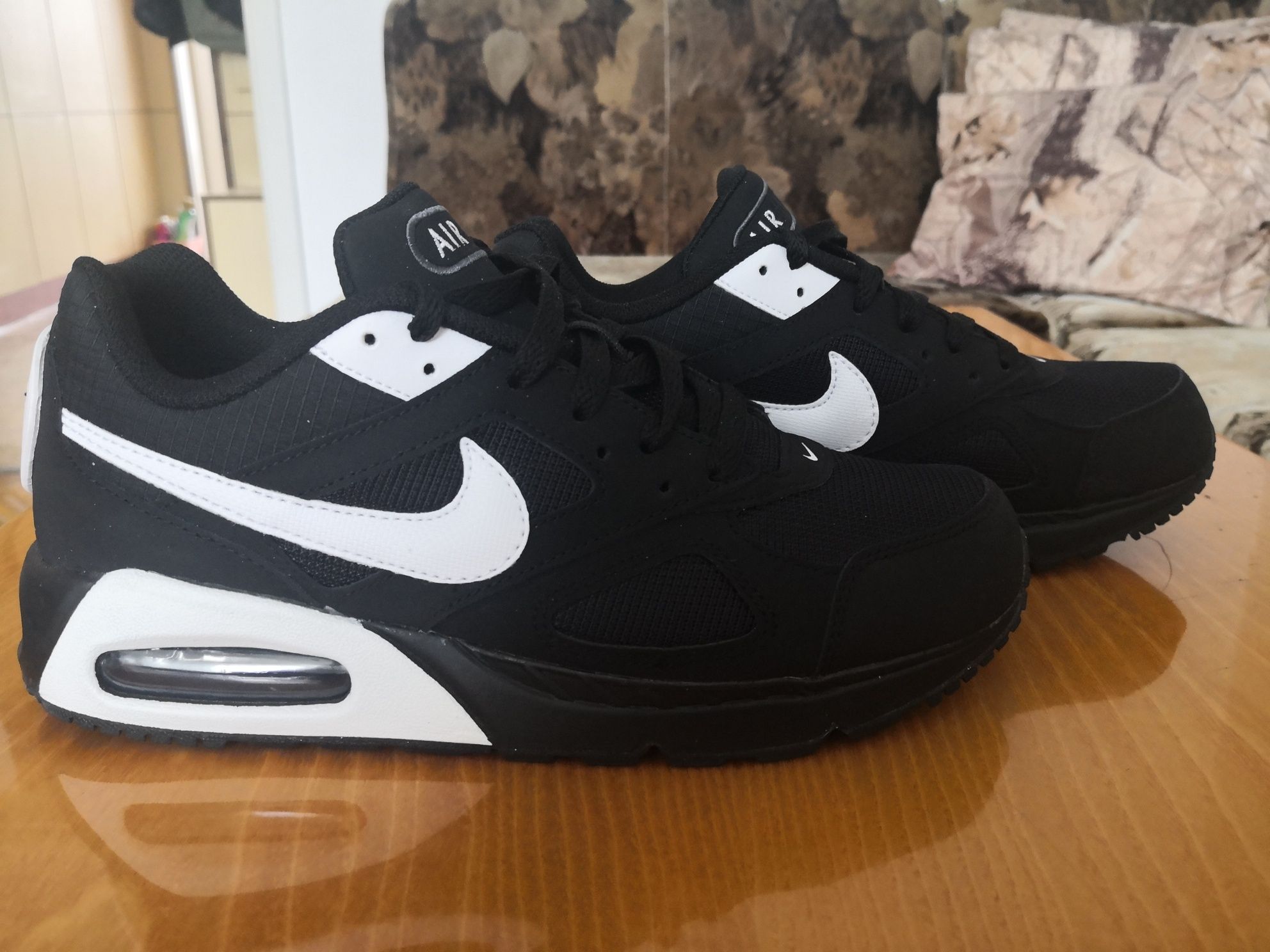 Два чифта AIR MAX 1.Nike Air MAX EXCEE n:41.  2. Nike Air Max Ivo n41.