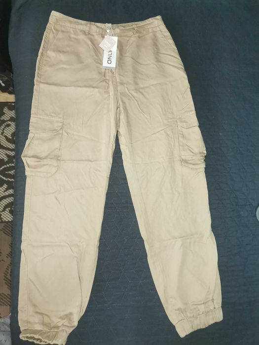 Дамски понталон, подходящ за есента в светло кафяв цвят.