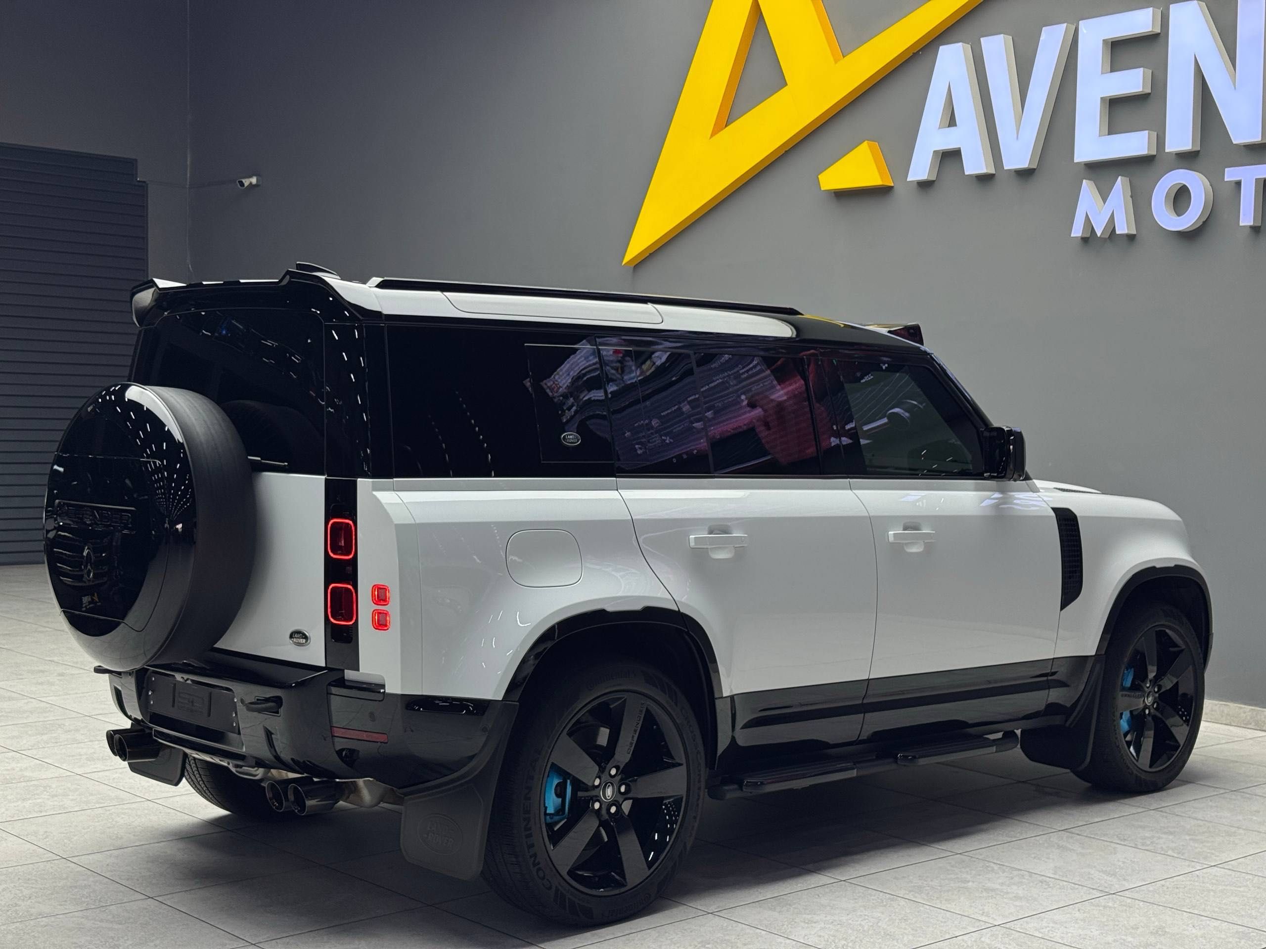 Автосалон Avenue Motors предлагает Land Rover Defender Xdynamic