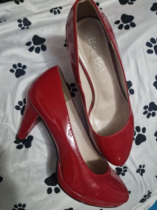 Pantofi cu toc roșii