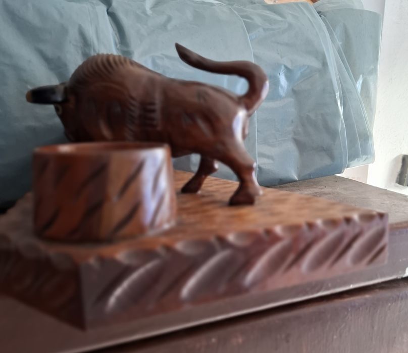 Suport pentru țigări și brichetă.