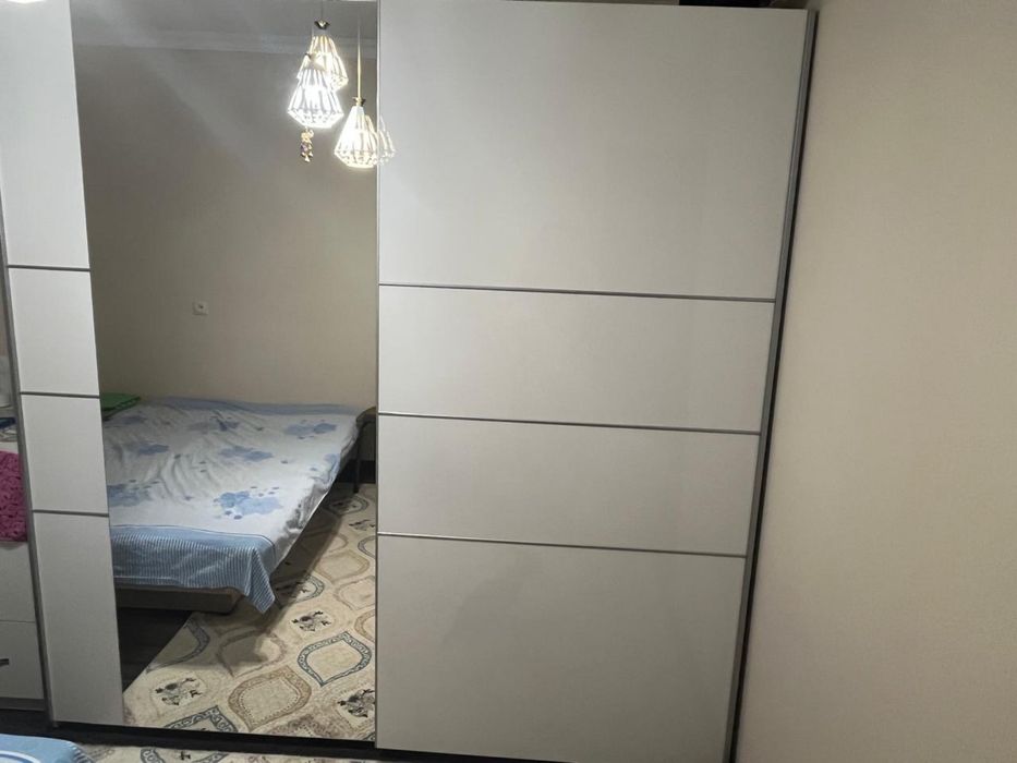 Шкаф-купе белый с зеркалом