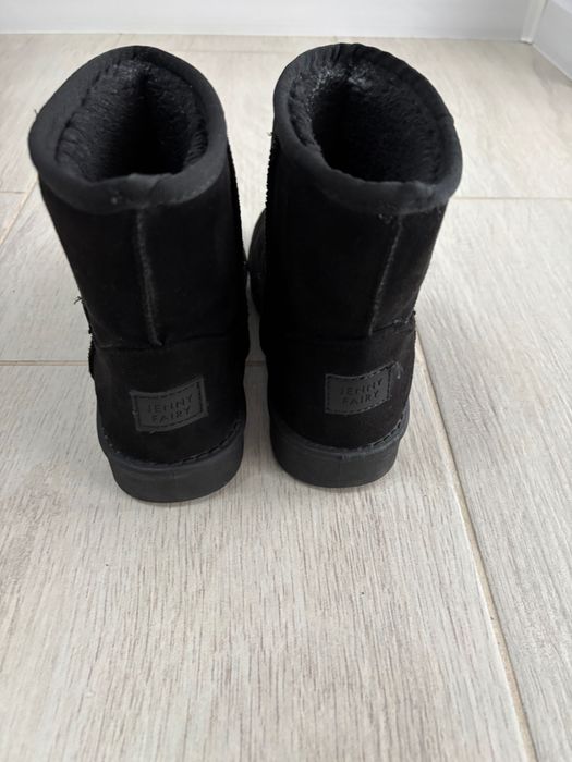 Vand UGG uri dama marca Jenny , negru, marimea 35, stare foarte buna