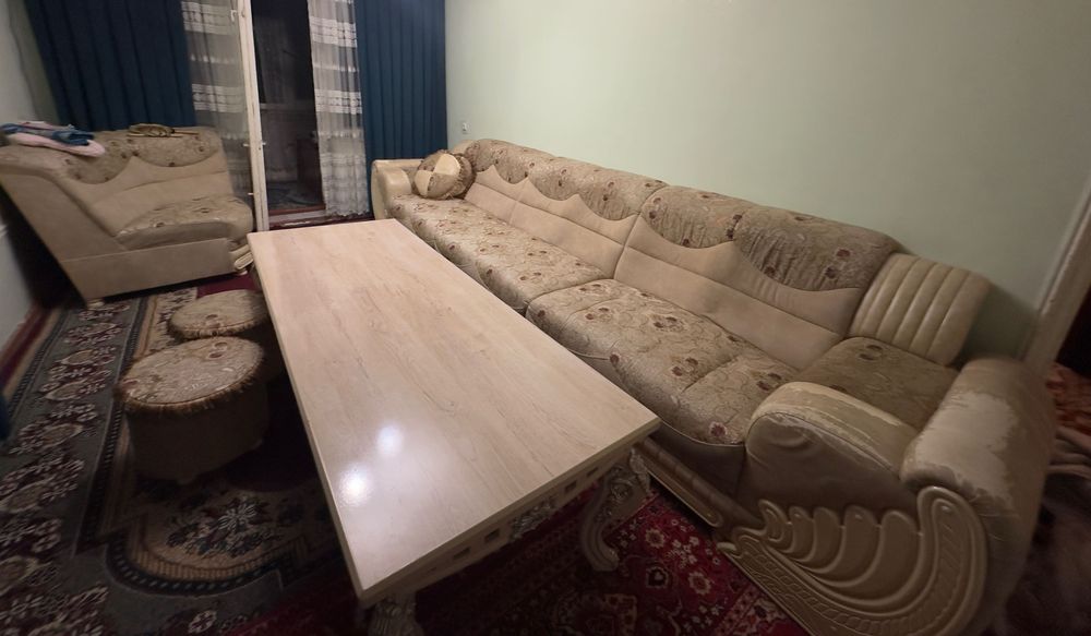 Продам мягкий уголок для зала со стол / Уголок сотаман столи билан