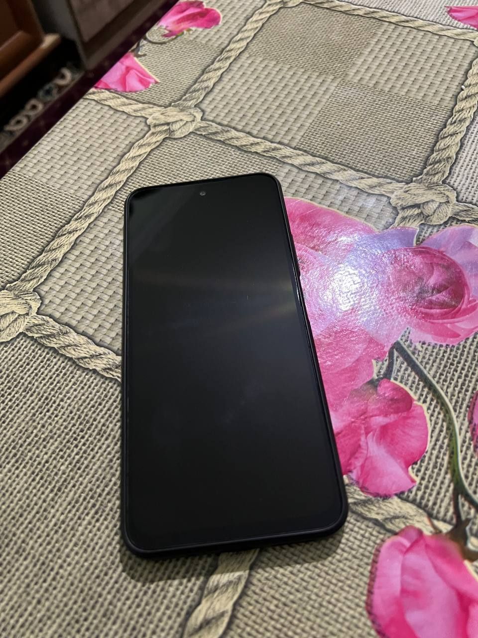 Redmi 12  128Gb hamma joyi oʻziniki karobka dokument bor usta tegmagan