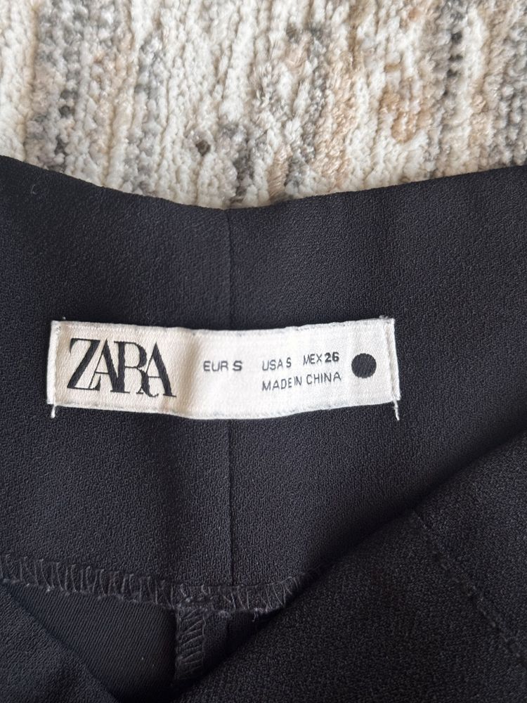 Черен панталон с висока талия Zara