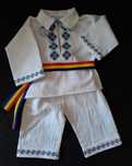 Costum popular brodat manual