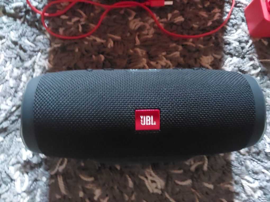 Продавам JBL CHARGE 3