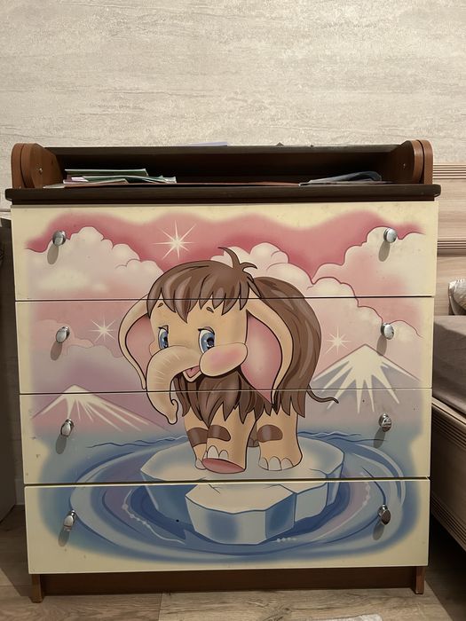 Детскский камод с пелинальным столом