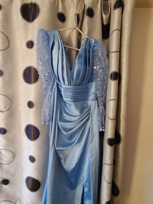 Rochie lungă de ocazie, într-o nuanță superbă de albastru intens