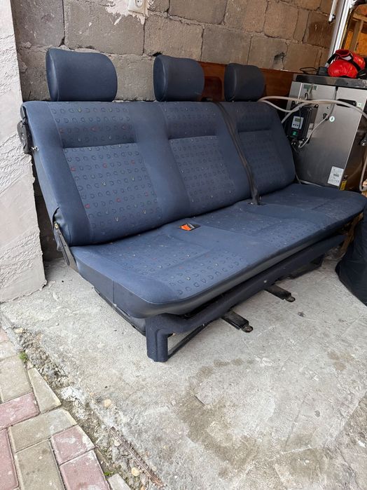 Vând bancheta pentru mașină