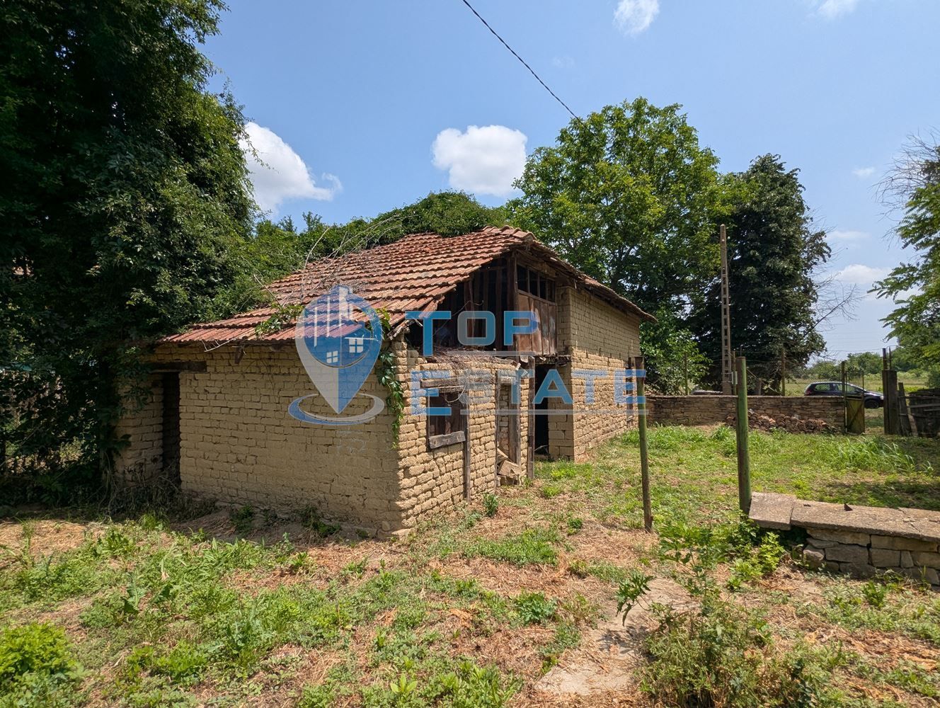 Двуетажна тухлена къща разположена в село Стамболово, община Павликен