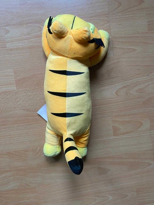 Plusuri diferite modele si culori