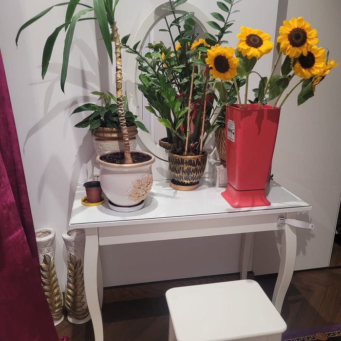 Косметический стол с табуреткой